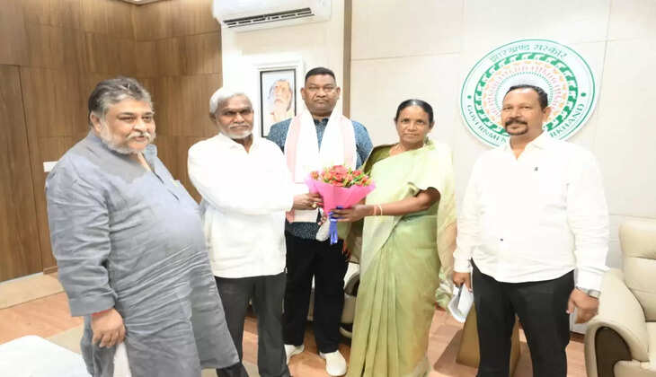 सिंहभूम लोकसभा सांसद जोबा मांझी ने मुख्यमंत्री से की मुलाक़ात 