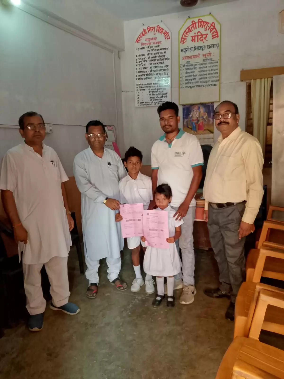 धनबाद जिले अंतर्गत गोविंदपुर प्रखंड बरवाअड्डा क्षेत्र के सुदूरवर्ती ग्रामीण क्षेत्र बिराजपुर पंचायत मधुगोड़ा में विद्या विकास समिति झारखंड द्वारा संचालित सरस्वती शिशु विद्या मंदिर में वार्षिक परीक्षा 2023- 24 का परीक्षाफल परिणाम घोषित किया गया। इसमें विद्यालय के पूर्व छात्र रह चुके रंजीत कुमार महतो की बेटी ऐंज़ल कुमारी और ऋतिक कुमार महतो को बेहतर प्रदर्शन अंक लाने के लिए सरस्वती शिशु विद्या मंदिर विद्यालय परिवार के तरफ़ से सम्मानित करके हौंसला अफजाई किया गया। विद्यालय के सभी छात्र छात्राओं को उनके उज्जवल भविष्य की शुभकामनाएं दी गयी। ज्ञातव हो कि धनबाद जिले बरवाअड्डा क्षेत्र के सुदूरवर्ती गांव क्षेत्र होते हुए भी विद्यालय प्रबंधन अपने सीमित संसाधनों के बावजूद भी सरस्वती शिशु विद्या मंदिर, मधुगोड़ा बिराजपुर के छात्र छात्राएं पुरे धनबाद में बेहतरीन प्रदर्शन के लिए प्रसिद्ध है। विद्या मंदिर के पूर्व छात्र रह चुके रंजीत कुमार महतो के द्वारा कहा गया कि सरस्वती शिशु विद्या मंदिर मधुगोड़ा बिराजपुर के पूर्व छात्र छात्राएं रेलवे लोको पायलट, बिजली विभाग में मुख्य अभियंता, झारखंड सरकार के कार्मिक विभाग, पत्रकारिता आदि कई सरकारी और गैर-सरकारी विभागों में कार्यरत हैं और अपने बरवाअड्डा क्षेत्र के साथ साथ संपूर्ण धनबाद जिले का नाम रौशन कर रहें हैं। मौके पर उपस्थित विद्यालय के प्रधानाचार्य, राजकुमार, आचार्य रविन्द्र कुमार मिश्रा, पूर्व छात्र रंजीत कुमार महतो के द्वारा सभी छात्र छात्राओं को उनके उज्जवल भविष्य की शुभकामनाएं दी गयी।  