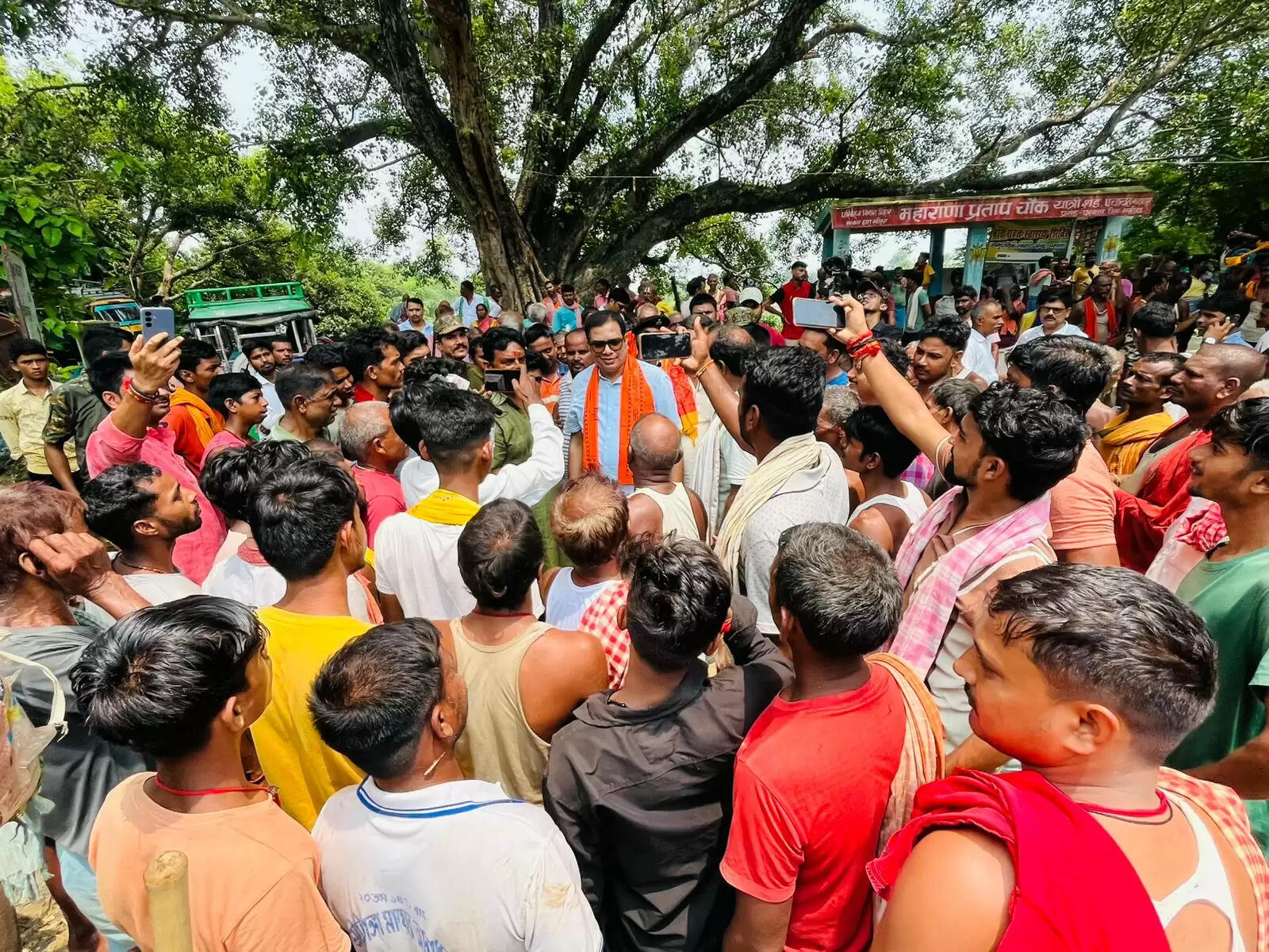 बाढ़ प्रभावित इलाकों का किया दौरा