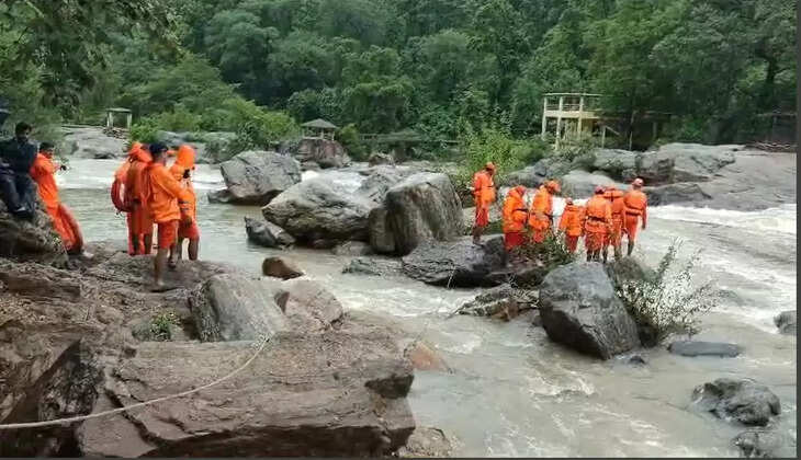 जोन्हा फॉल की तेज धार में बहे डीपीएस शिक्षक, तलाश में जुटी एनडीआरएफ की टीम