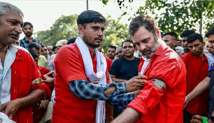 दिल्ली में राहुल गांधी बने 'कुली', सिर पर उठाया सामान