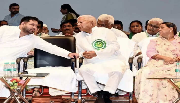 लालू-राबड़ी के साथ राघोपुर के रण में उतरे तेजस्वी यादव, नामांकन के लिए निकले घर से