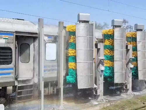 धनबाद में ट्रेनों की धुलाई अब होगी ऑटोमैटिक, समय और पानी दोनों की बचत