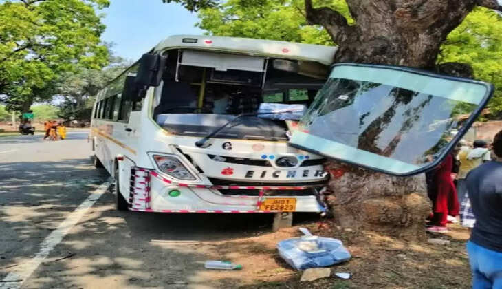 चतरा में भीषण सड़क हादसा, पेड़ से टकराई यात्री बस, 24 से अधिक घायल
