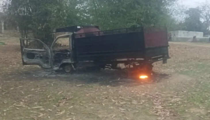 ग्रामीणों की सतर्कता से टला बैटरी चोरी का प्रयास, चोरों के वाहनों में लगायी आ*ग