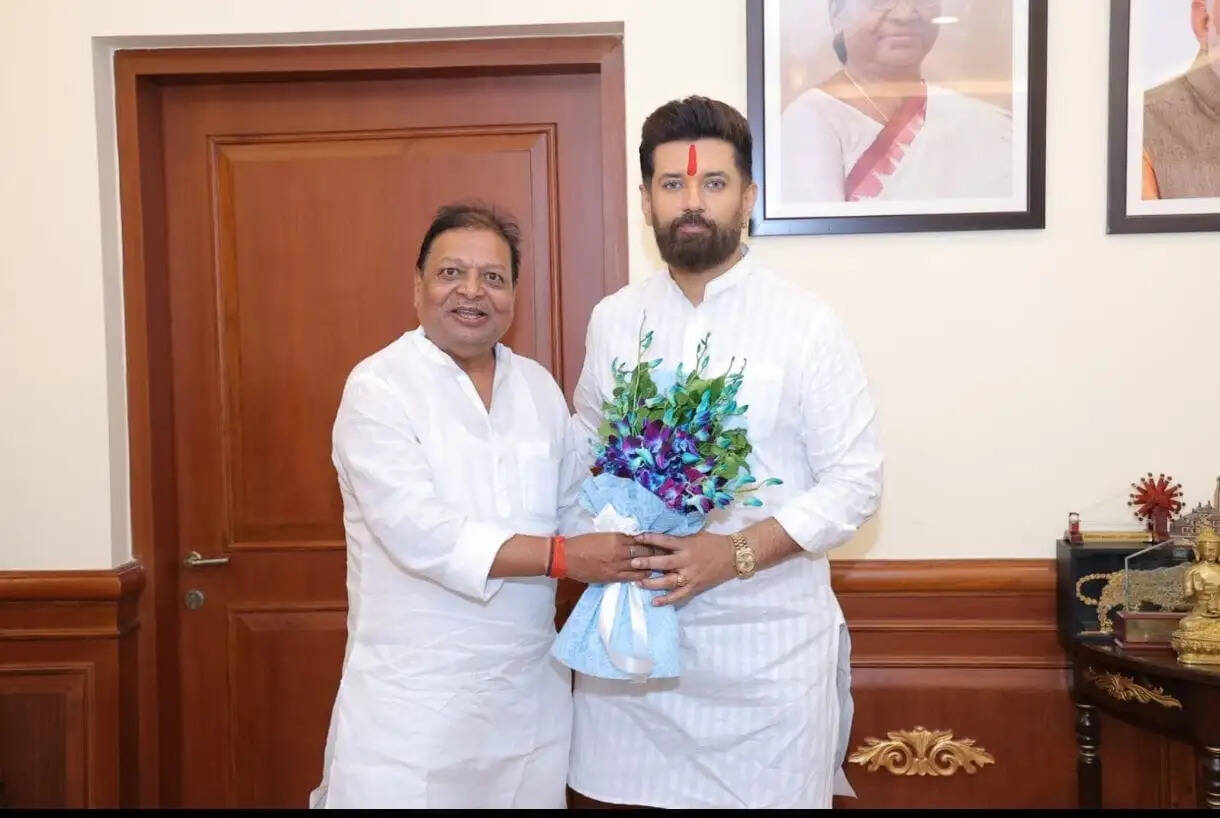 भारतीय ज्वेलरी उद्योग से जुड़े महत्वपूर्ण सुधारों को लेकर ऑल इंडिया ज्वैलर्स एंड गोल्डस्मिथ फेडरेशन (AIJGF) के प्रतिनिधिमंडल ने केंद्रीय खाद्य प्रसंस्करण उद्योग मंत्री एवं लोक जनशक्ति पार्टी (रामविलास) के राष्ट्रीय अध्यक्ष चिराग पासवान से मुलाकात की। बिहार प्रदेश अध्यक्ष एवं लोजपा (रामविलास) व्यवसायिक प्रकोष्ठ के राष्ट्रीय अध्यक्ष अशोक कुमार वर्मा के नेतृत्व में प्रतिनिधिमंडल ने ज्वेलरी उद्योग से जुड़े चार प्रमुख मुद्दों पर विस्तृत नीति-प्रस्ताव सरकार के समक्ष रखा। बैठक के दौरान प्रतिनिधिमंडल ने बताया कि देश का ज्वेलरी उद्योग लगभग 3.5 करोड़ लोगों की आजीविका से जुड़ा है और यह एमएसएमई, रोजगार, निर्यात, विदेशी मुद्रा बचत तथा वित्तीय समावेशन जैसे क्षेत्रों में महत्वपूर्ण भूमिका निभाता है। ऐसे में उद्योग से जुड़े सुधार राष्ट्रीय आर्थिक विकास के लिए भी जरूरी हैं। चार प्रमुख सुधारों पर रखा प्रस्ताव AIJGF ने भारतीय न्याय संहिता (BNS) की धारा-317 के तहत पूरे देश में एक समान जांच प्रक्रिया लागू करने की मांग की, ताकि ईमानदार ज्वेलर्स को अनावश्यक परेशानियों से बचाया जा सके और अपराधियों के खिलाफ प्रभावी कार्रवाई सुनिश्चित हो। इसके अलावा प्रतिनिधिमंडल ने राष्ट्रीय साहूकारी नीति लागू करने का सुझाव दिया। उनका कहना था कि अलग-अलग राज्यों में अलग कानून होने से व्यापारियों और ग्राहकों दोनों को दिक्कतों का सामना करना पड़ता है। एक समान नीति से पारदर्शिता बढ़ेगी और एमएसएमई क्षेत्र को मजबूती मिलेगी। बैठक में राष्ट्रीय बुलियन बैंक व्यवस्था और स्वर्ण मुद्रीकरण योजना में सुधार का प्रस्ताव भी रखा गया। AIJGF का मानना है कि देश में घरों, मंदिरों और संस्थानों में पड़े निष्क्रिय स्वर्ण को औपचारिक अर्थव्यवस्था से जोड़कर आयात पर निर्भरता कम की जा सकती है और विदेशी मुद्रा की बचत संभव है। प्रतिनिधिमंडल ने राष्ट्रीय स्वर्ण एवं रजत मूल्य प्राधिकरण के गठन की भी मांग की। फेडरेशन का कहना है कि पूरे देश के लिए एक आधिकारिक संदर्भ मूल्य तय होने से बाजार में पारदर्शिता बढ़ेगी, उपभोक्ताओं का भरोसा मजबूत होगा और छोटे ज्वेलर्स को निष्पक्ष प्रतिस्पर्धा का अवसर मिलेगा। अशोक कुमार वर्मा ने क्या कहा? AIJGF के बिहार प्रदेश अध्यक्ष एवं लोजपा (रामविलास) व्यवसायिक प्रकोष्ठ के राष्ट्रीय अध्यक्ष अशोक कुमार वर्मा ने कहा कि ज्वेलरी उद्योग केवल व्यापार नहीं, बल्कि करोड़ों परिवारों की आजीविका का आधार है। उन्होंने सरकार से ऐसी नीतियां बनाने का आग्रह किया जो उद्योग को सुरक्षित, पारदर्शी, आधुनिक और वैश्विक स्तर पर प्रतिस्पर्धी बना सकें। चिराग पासवान ने दिया सकारात्मक आश्वासन केंद्रीय मंत्री चिराग पासवान ने प्रतिनिधिमंडल की बातों को गंभीरता से सुनते हुए भरोसा दिलाया कि ज्वेलरी उद्योग से जुड़े इन सुझावों पर संबंधित मंत्रालयों और विभागों के साथ समन्वय स्थापित कर सकारात्मक पहल की जाएगी। बैठक में पंकज अरोरा, सागर केसरवानी, अजय भंडारी, अजय अग्रवाल और सुरेंद्र जैन सहित AIJGF और लोजपा (रामविलास) के कई पदाधिकारी भी उपस्थित रहे। फेडरेशन ने उम्मीद जताई कि इन चार प्रमुख नीति प्रस्तावों पर अमल होने से भारतीय ज्वेलरी उद्योग अधिक संगठित, पारदर्शी और वैश्विक स्तर पर प्रतिस्पर्धी बन सकेगा।