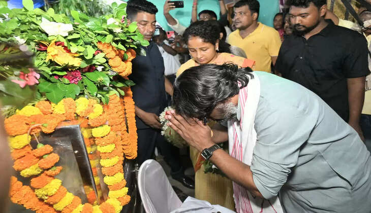 झामुमो विधायक स्टीफन मरांडी की पत्नी का निधन, हेमंत-कल्पना ने पार्थिव शरीर पर माल्यार्पण कर श्रद्धांजलि अर्पित की