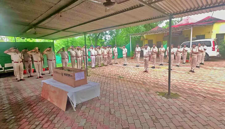 रामगढ़ : तेज रफ्तार ट्रक ने ले ली होमगार्ड जवान की जान, ड्यूटी के दौरान सड़क पार करते समय हुआ दर्दनाक हादसा