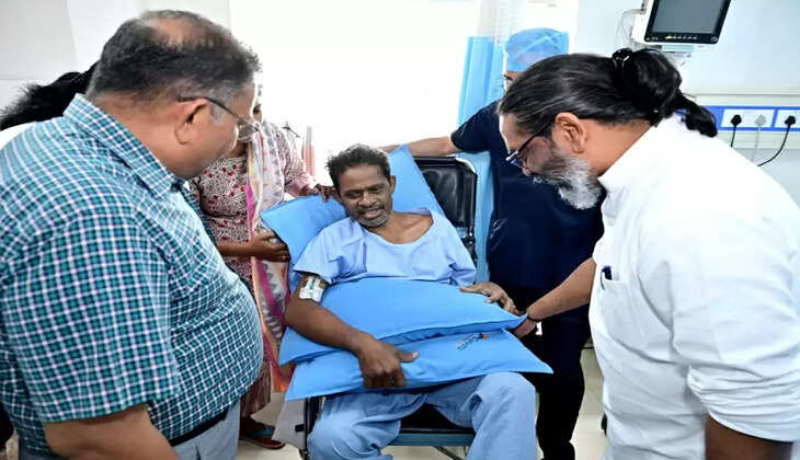 पूर्व हॉकी खिलाड़ी विमल लकड़ा से मिलने पहुंचे मुख्यमंत्री हेमंत सोरेन, शीघ्र स्वस्थ होने की कामना की