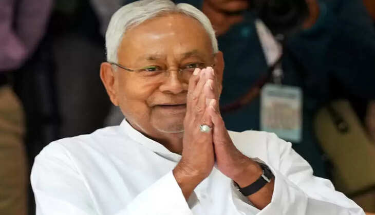 Bihar chunav 2025: छठ पर्व के समापन के साथ ही बिहार में चुनावी गहमागहमी एक बार फिर चरम पर है। मुख्यमंत्री नीतीश कुमार आज मुजफ्फरपुर के गायघाट विधानसभा क्षेत्र के बेरुआ मैदान में जनसभा को संबोधित करेंगे। इस दौरान वे जदयू प्रत्याशी कोमल सिंह के पक्ष में वोट की अपील करेंगे और सरकार की उपलब्धियों का बखान करेंगे।  चुनाव प्रचार ने पकड़ी रफ्तार  छठ के बाद जैसे ही राजनीतिक दलों ने फिर से मैदान संभाला है, गायघाट की सियासत और भी दिलचस्प हो गई है। मुख्यमंत्री नीतीश कुमार का यह दौरा न केवल जदयू के लिए अहम माना जा रहा है, बल्कि इसे एनडीए की रणनीतिक शुरुआत के रूप में भी देखा जा रहा है।  स्थानीय कार्यकर्ताओं के मुताबिक, आज की रैली में हजारों की भीड़ जुटने की उम्मीद है। मंच से नीतीश कुमार विकास, शिक्षा और कानून व्यवस्था के मुद्दों पर अपनी सरकार का रिपोर्ट कार्ड जनता के सामने रखेंगे।  गायघाट बनी हॉट सीट  मुजफ्फरपुर की गायघाट विधानसभा सीट इस बार हॉट सीट के रूप में उभर रही है। यहां जदयू की कोमल सिंह और राजद के वर्तमान विधायक निरंजन राय के बीच सीधी टक्कर मानी जा रही है। दोनों ही उम्मीदवार अपने-अपने समुदाय और संगठन पर मजबूत पकड़ रखते हैं।  कोमल सिंह को जहां अपने राजनीतिक विरासत का फायदा मिल रहा है, वहीं निरंजन राय अपने पांच साल के कार्यकाल और जनसंपर्क अभियान पर भरोसा जता रहे हैं।  राजनीतिक विरासत का फायदा  कोमल सिंह का परिवार लंबे समय से गायघाट की राजनीति में सक्रिय रहा है। उनकी मां बीना देवी पूर्व में गायघाट की विधायक रह चुकी हैं और वर्तमान में वैशाली की सांसद हैं। वहीं, उनके पिता जदयू के एमएलसी हैं। यह पारिवारिक राजनीतिक आधार अब उनके चुनावी अभियान की सबसे बड़ी ताकत बन चुका है।  नीतीश की एंट्री से बढ़ी हलचल  आज की जनसभा में मुख्यमंत्री नीतीश कुमार का आगमन जदयू समर्थकों के लिए उत्साह का बड़ा कारण है। पार्टी सूत्रों के अनुसार, नीतीश कुमार जनसभा में सुशासन, विकास कार्यों और कानून-व्यवस्था के मुद्दों पर जोर देंगे और जनता से कोमल सिंह को भारी मतों से जिताने की अपील करेंगे।  नतीजा किस ओर झुकेगा?  गायघाट में जातीय समीकरणों, विकास के वादों और पारिवारिक प्रभाव का दिलचस्प संगम देखने को मिल रहा है। एक ओर जहां राजद अपने पुराने वोट बैंक को बचाए रखने की कोशिश में है, वहीं जदयू अपने संगठनात्मक ढांचे और मुख्यमंत्री के भरोसे इस मुकाबले को अपने पक्ष में मोड़ने में जुटी है।