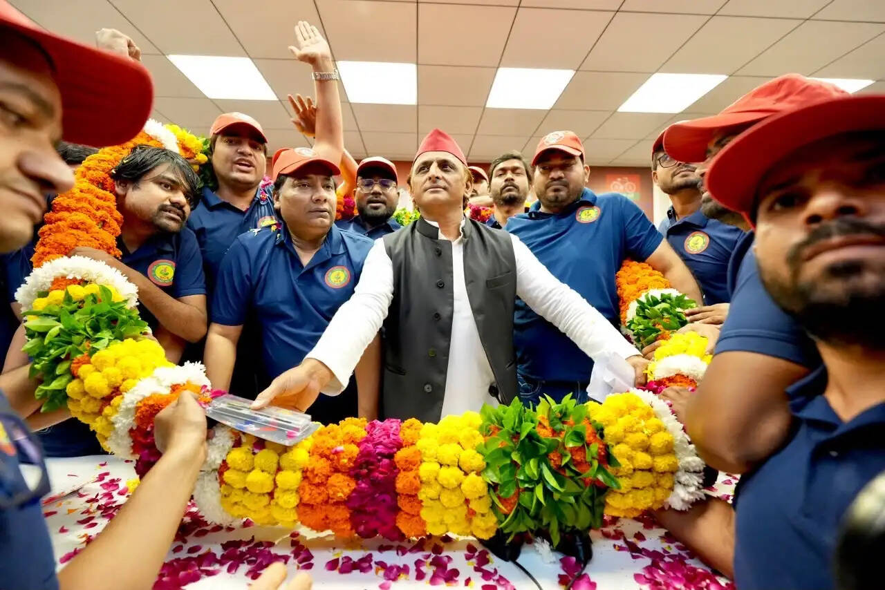अखिलेश यादव ने लॉन्च की सपा छात्र सभा की नई यूनिफॉर्म, बोले- कॉलेजों में छात्रों को जोड़कर आगे बढ़ाएंगे समाजवादी विचार