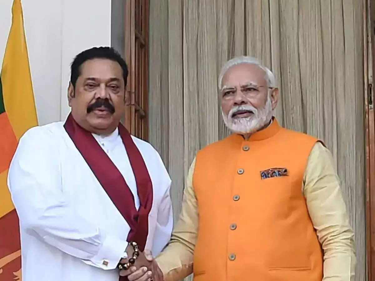 श्रीलंका के ऊर्जा मंत्री उदय गमनपिला और भारत के प्रधानमंत्री नरेंद्र मोदी 