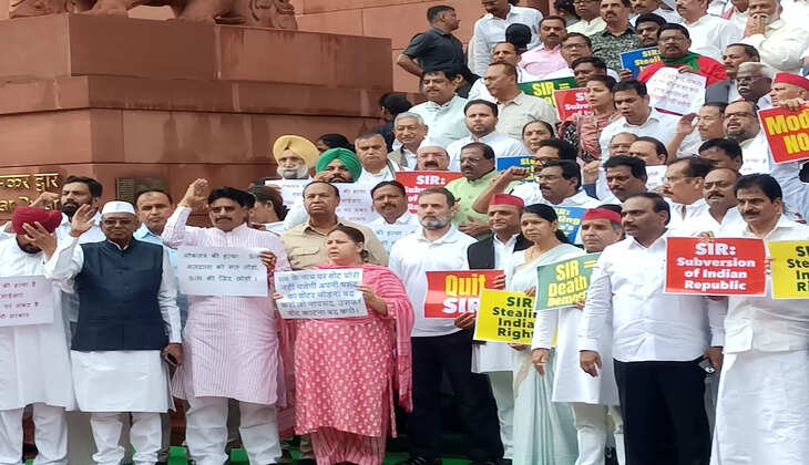 SIR के खिलाफ विपक्ष का हल्ला बोल, लोकतंत्र की रक्षा को लेकर संसद परिसर में जोरदार प्रदर्शन