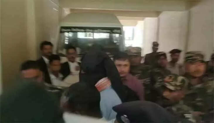 दिनेश गोप को कोर्ट में पोश किया गया