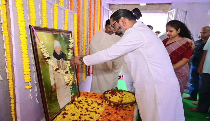 मुख्यमंत्री हेमन्त सोरेन ने पूर्व मंत्री बादल पत्रलेख के दिवंगत पिता स्व० हरिशंकर पत्रलेख को दी भावभीनी श्रद्धांजलि