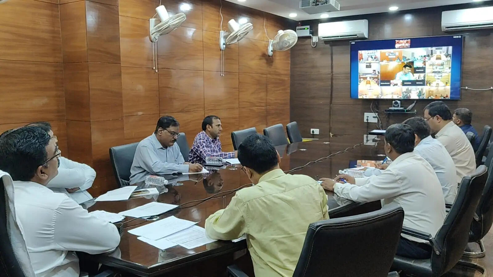 मुख्य निर्वाचन पदाधिकारी ने सभी जिलों के उप निर्वाचन पदाधिकारियों के साथ की समीक्षा बैठक