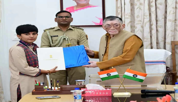 गुमला : राज्यपाल ने डी०ए०वी० पब्लिक स्कूल के विद्यार्थियों को प्रशस्ति पत्र देकर सम्मानित किया 