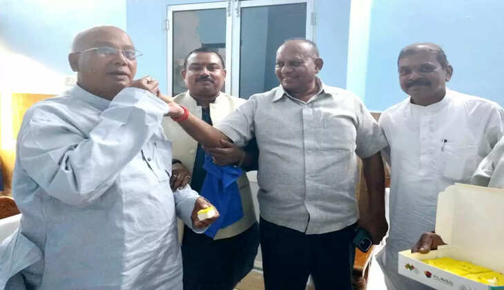 राजद के वरिष्ठ नेता गौतम सागर राणा ने नवनिर्वाचित प्रदेश अध्यक्ष संजय सिंह यादव को मिठाई खिलाकर आशीर्वाद बधाई दी