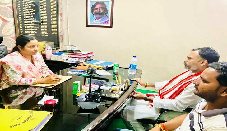 वाहन स्क्रैप पॉलिसी हेतु पहल की माँग को लेकर बोकारो डी.टी.ओ से मिले कुमार अमित