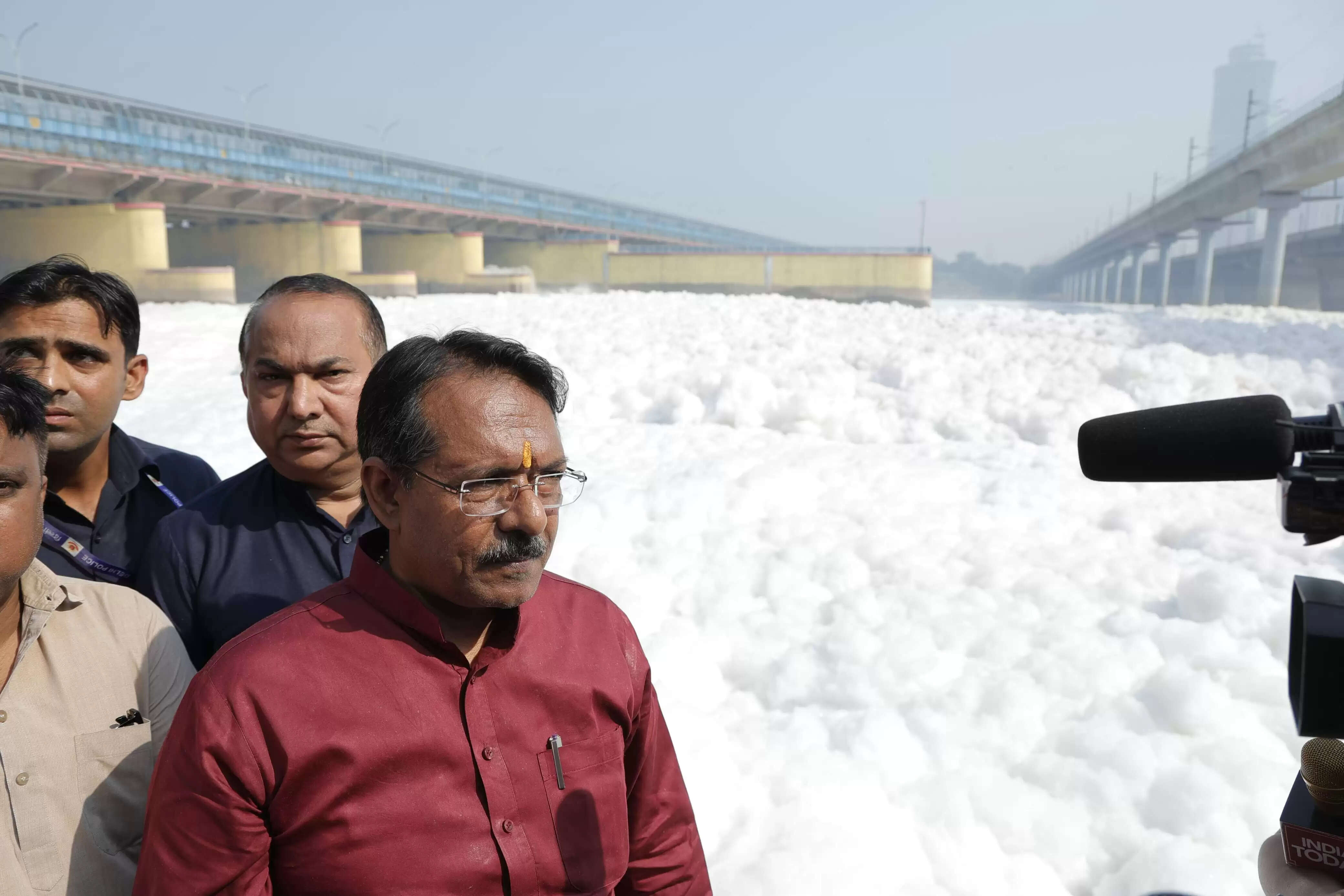 हर्ष मल्होत्रा ने कालिन्दीकुंज में यमुना किनारे जाकर आतिशी मर्लेना सरकार के शासन में यमुना की बदहाली की पोल खोली