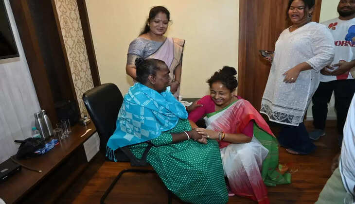 जीत के बाद सास का आशीर्वाद लेने पहुंची कल्पना 