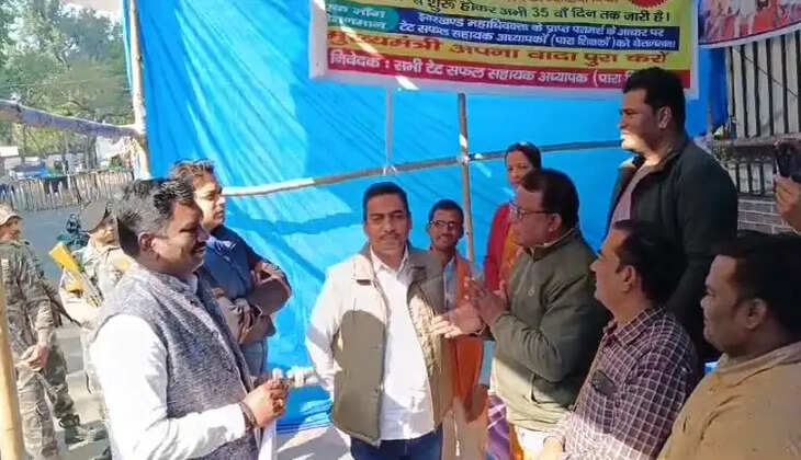  Ranchi: धरने पर बैठे दिव्‍यांगजनों से BJP विधायकों ने की मुलाकात, हर संभव मदद का दिया आश्वासन
