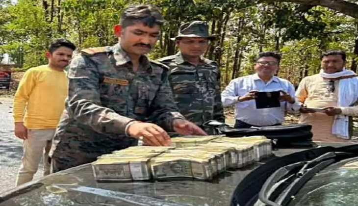 वाहन चेकिंग के दौरान पुलिस ने बरामद किया नोटों का बंडल, जानें कितने लाख रुपये मिले  
