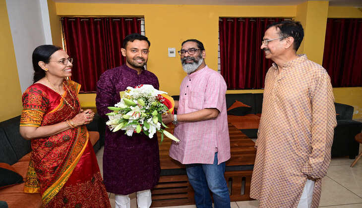 मुख्यमंत्री हेमन्त सोरेन ने नवविवाहित जोड़े को दिया आशीर्वाद