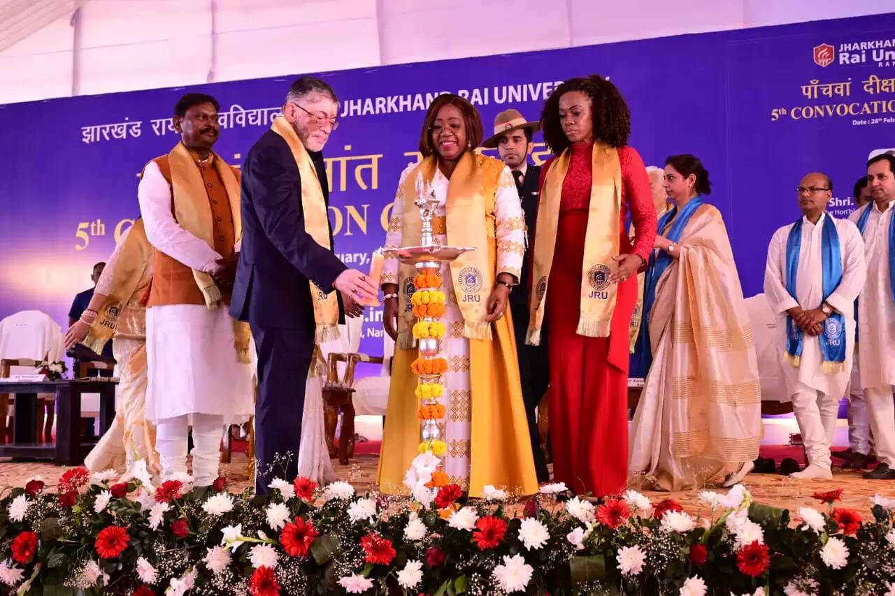झारखंड राय विश्वविद्यालय के 5वें दीक्षांत समारोह में सम्मिलित हुये राज्यपाल, विद्यार्थियों को उज्ज्वल भविष्य की कामना की 