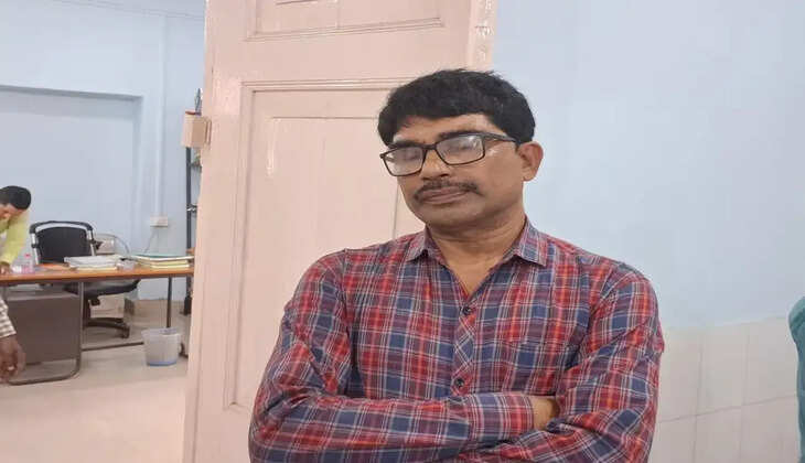 गढ़वा : पांच हज़ार रुपये घूस लेते धराये प्रधानाध्यपक, मध्याह्न भोजन की राशि निकासी के लिये की थी रिश्वत की मांग 