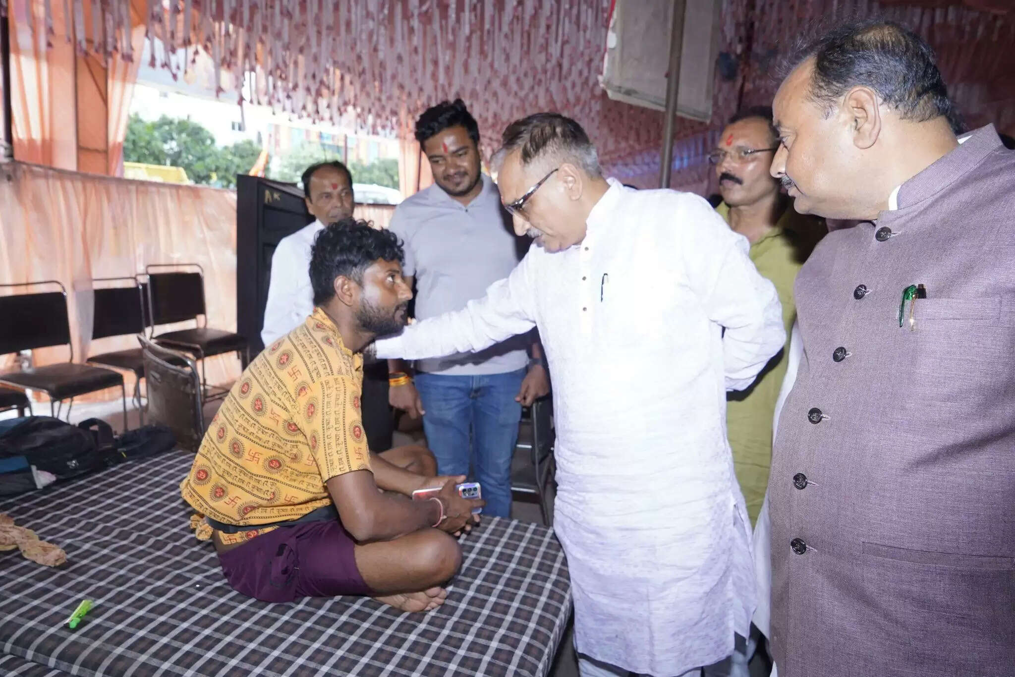 दिल्ली भाजपा अध्यक्ष वीरेंद्र सचदेवा ने आज विकास मार्ग, शकरपुर में बालाजी सेवा संस्था (पंजीकृत) द्वारा आयोजित 15वें कांवड़ शिविर का शुभारंभ किया। इस अवसर पर क्षेत्रीय विधायक अभय वर्मा, शाहदरा जिला अध्यक्ष दीपक गाबा सहित कई भाजपा पदाधिकारी और गणमान्य लोग मौजूद रहे।  कार्यक्रम के दौरान वीरेंद्र सचदेवा ने कांवड़ यात्रियों से मुलाकात कर उनका हालचाल जाना और शिवभक्ति से भरे माहौल का अनुभव किया। उन्होंने कहा कि कांवड़ यात्रा एक महान धार्मिक परंपरा है जिसे हम सभी सनातनी मिलकर श्रद्धा और भक्ति के साथ निभाते हैं।  उन्होंने कहा कि यह आयोजन केवल श्रद्धालुओं की सेवा नहीं, बल्कि समाज के प्रति हमारे उत्तरदायित्व की भी याद दिलाता है। उन्होंने बताया कि इस बार दिल्ली में कांवड़ यात्रियों के लिए विशेष व्यवस्था की गई है। रेखा गुप्ता के नेतृत्व में दिल्ली भाजपा सरकार ने पहली बार राजधानी में कांवड़ियों के स्वागत के लिए 17 भव्य स्वागत द्वार तैयार कराए हैं।  वीरेंद्र सचदेवा ने यह भी कहा कि भाजपा सरकार पूरी निष्ठा और समर्पण के साथ कांवड़ यात्रा को सफल, सुरक्षित और गरिमामय बनाने के लिए कटिबद्ध है। यह यात्रा केवल धार्मिक आस्था का प्रतीक नहीं, बल्कि सामाजिक एकता, समरसता और सेवा भावना का भी सजीव उदाहरण है।  उन्होंने बताया कि कांवड़ शिविरों में सफाई, पेयजल, प्राथमिक उपचार, विश्राम की सुविधा, बिजली, मच्छर नियंत्रण, महिला सुरक्षा और ट्रैफिक प्रबंधन जैसी आवश्यक व्यवस्थाओं का विशेष ध्यान रखा गया है, ताकि कांवड़ यात्रियों को किसी प्रकार की असुविधा न हो।