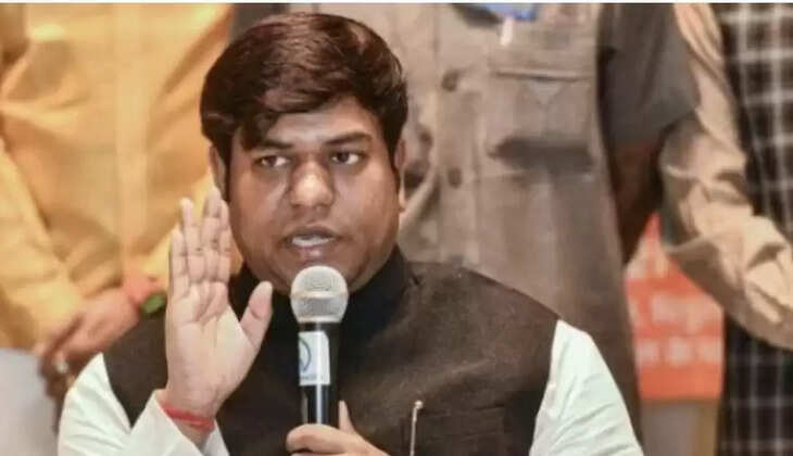 दिल्ली में एनडीए की बैठकों पर मुकेश सहनी का तंज- “विश्व की सबसे बड़ी पार्टी आज सीट बंटवारे के लिए दर-दर भटक रही”