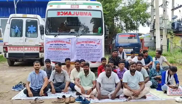 गुमला : 108 एम्बुलेंस कर्मियों का धरना, एजेंसी की लापरवाही को लेकर उठाई आवाज