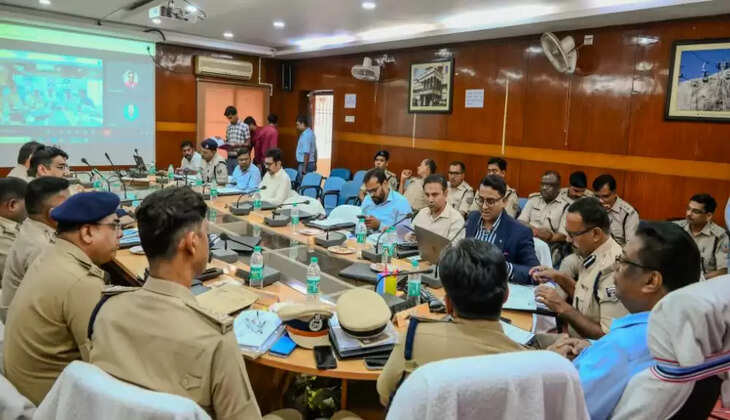 विधानसभा चुनाव के मद्देनजर देवघर में इंटर स्टेट बैठक, सीमावर्ती इलाकों में सुरक्षा बढ़ाने पर जोर