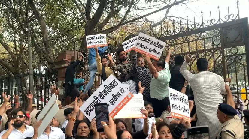 दिल्ली : भाजपा कार्यकर्ताओं ने वीरेंद्र सचदेवा के नेतृत्व में दिल्ली विधानसभा पर प्रदर्शन किया