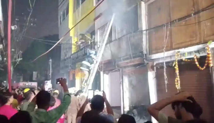 आरा में भीषण आग से मचा हड़कंप: स्पेयर पार्ट्स की दुकान जलकर राख, लाखों की संपत्ति खाक