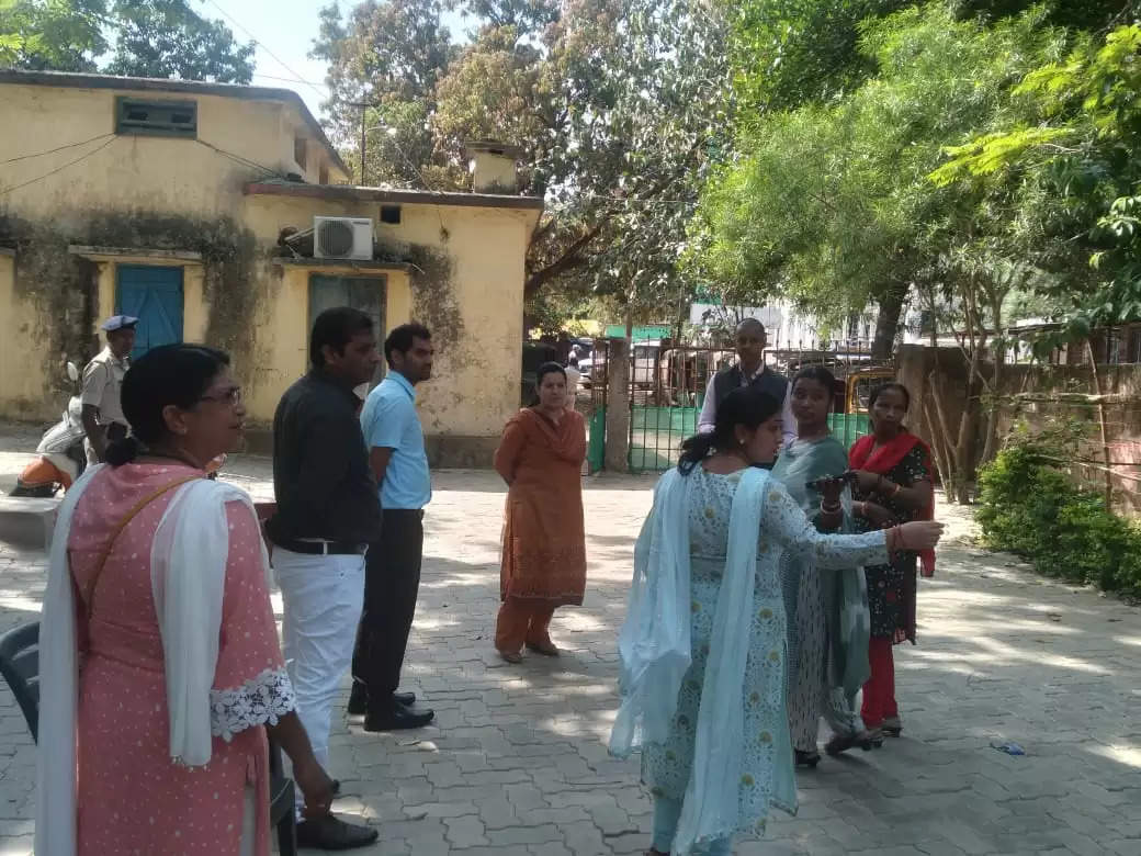 अपर मुख्य निर्वाचन पदाधिकारी नेहा अरोड़ा ने राँची के शिवपुरी क्षेत्र स्थित विभिन्न मतदान केंद्रों का किया निरीक्षण