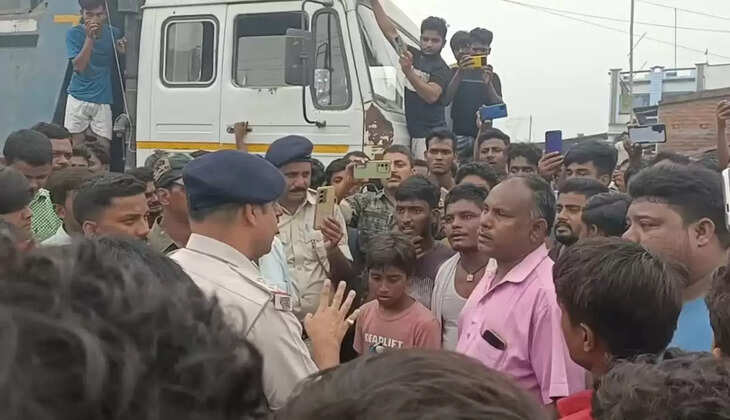 पाकुड़ : बिजली संकट से त्रस्त ग्रामीणों ने किया सड़क जाम, घंटों फंसे रहे वाहन