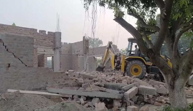 मोतिहारी में बुलडोज़र की गर्जना, सिरहा में अवैध निर्माण ढहा… अतिक्रमणकारियों में भगदड़ जैसा माहौल