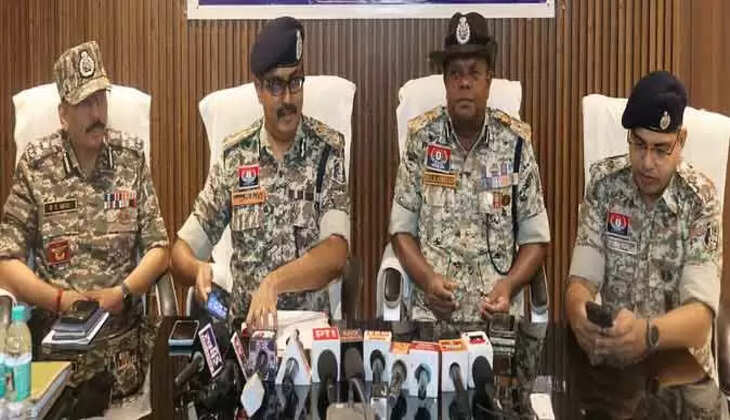 छत्तीसगढ़ : कांकेर-बीजापुर-नारायणपुर में आत्मसमर्पण की लहर, 2 करोड़ से अधिक के इनामी माओवादियों ने छोड़ा हिंसा का रास्ता