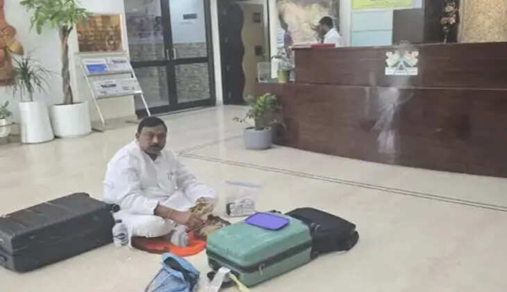 दिल्ली : झारखंड भवन में नहीं मिला कमरा, नाराज़ पांकी विधायक शशिभूषण मेहता ने रिसेप्शन पर दिया धरना