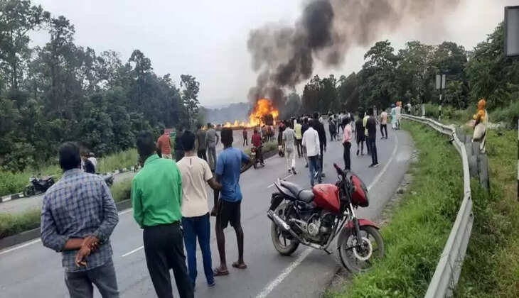 NH-33 पर धू–धू कर जल उठा टैंकर, ड्राइवर खलासी की खैरियत को लेकर संशय