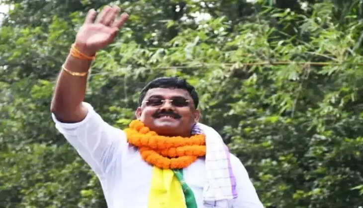 धनवार सीट पर भाजपा की प्रतिष्ठा दांव पर, निर्दलीय प्रत्याशी निरंजन राय को मनाने पहुंचे निशिकांत दुबे और हिमंता बिस्वा सरमा