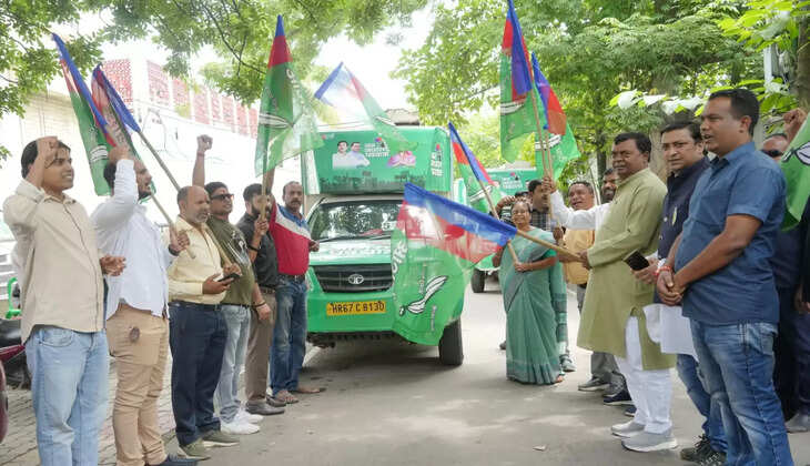 गिरिडीह : सांसद चंद्र प्रकाश चौधरी ने जन जागरण रथ को हरी झंडी दिखा कर किया रवाना