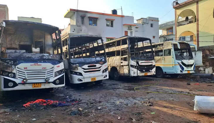 गया जी : एक सिगरेट से बस स्टैंड में लगी भीषण आ*ग, 4 बसें जलकर ख़ाक