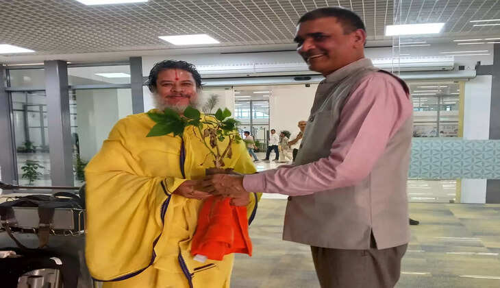 सनातन महाकुंभ के संतों का आगमन प्रारंभ, पटना एयरपोर्ट पर पधारे स्वामी अनंताचार्य जी महाराज