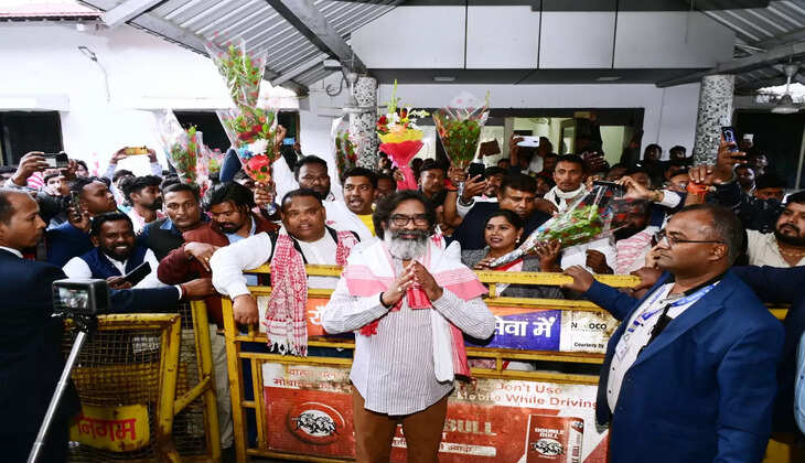 मुख्यमंत्री हेमन्त सोरेन को राज्य के विभिन्न जिलों से पहुंचे सैकड़ो लोगों ने दी बधाई