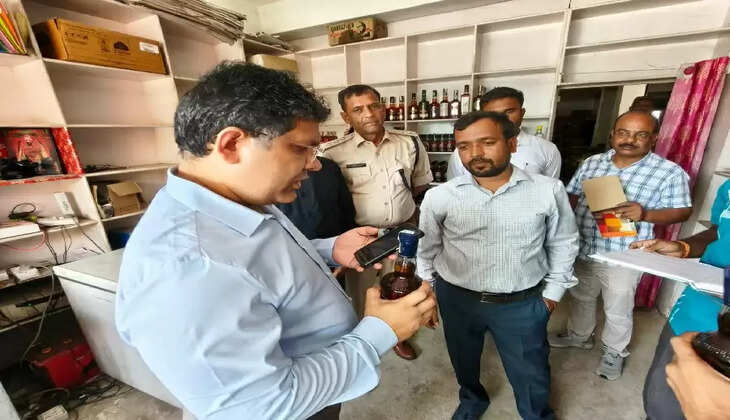 हजारीबाग डीसी ने शराब दुकान का किया औचक निरीक्षण, एमआरपी से अधिक वसूली पर दी सख्त चेतावनी