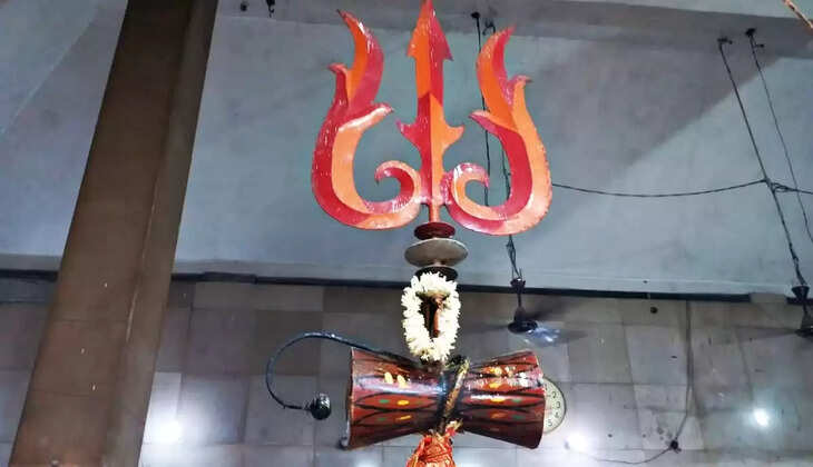 सावन की दूसरी सोमवारी: पहाड़ी मंदिर में उमड़ा श्रद्धा का जनसैलाब, त्रिशूल और डमरू की हुई विशेष पूजा