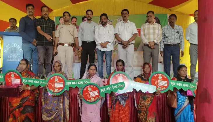 बहरागोड़ा : अबुआ आवास योजना के तहत लाभुकों ने किया नये घरों में प्रवेश, विधायक समीर मोहंती ने सौंपी चाबियां